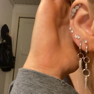 örhängen silver - säljer dessa örhängen i rostfritt stål då jag inte använder de. Köpta här på plick men it använda så många gånger❤️ det är fyra stycken alltså två par