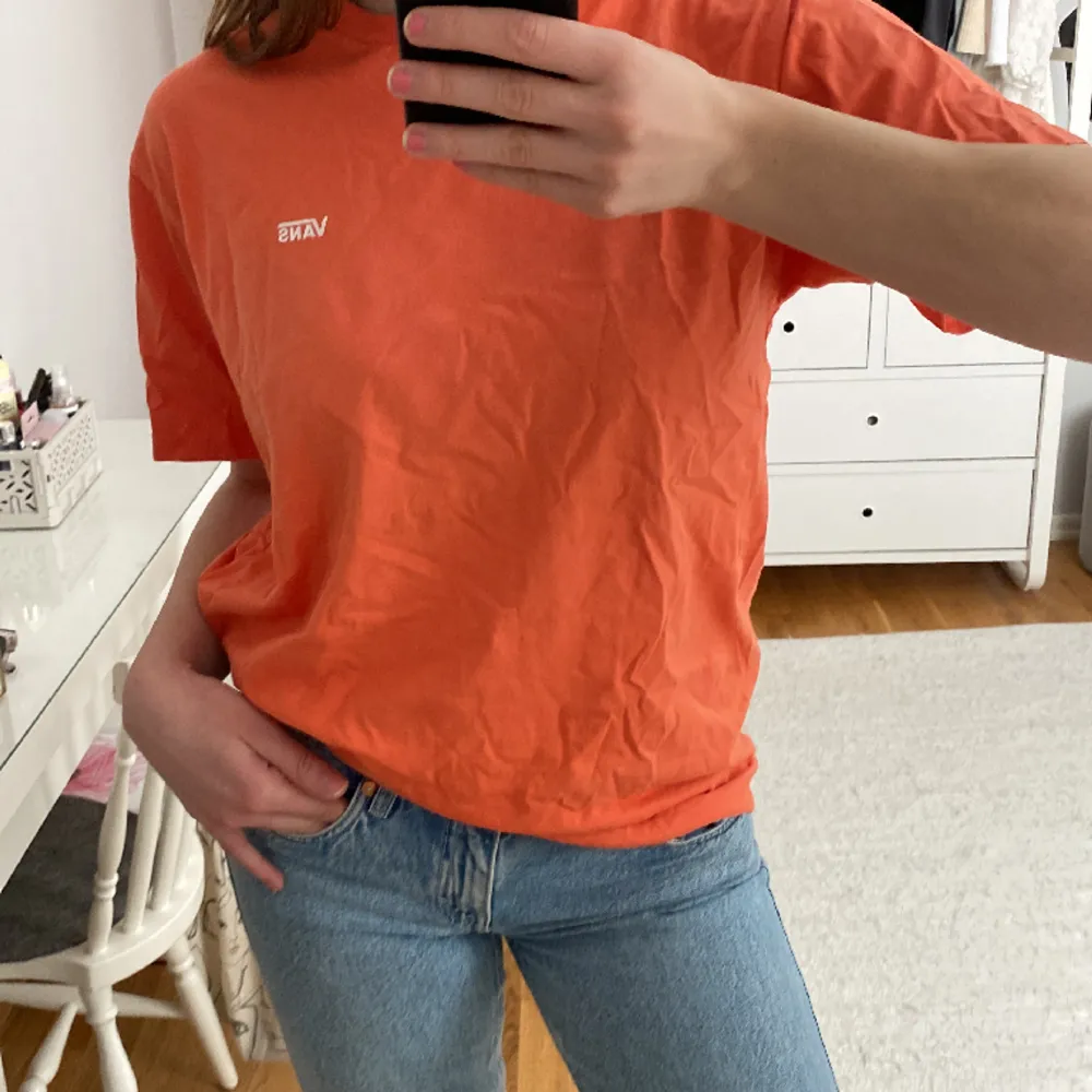 Säljer min gamla favvotshirt från vans, sååå fin färg🧡fint skick men använder ej längre. T-shirts.