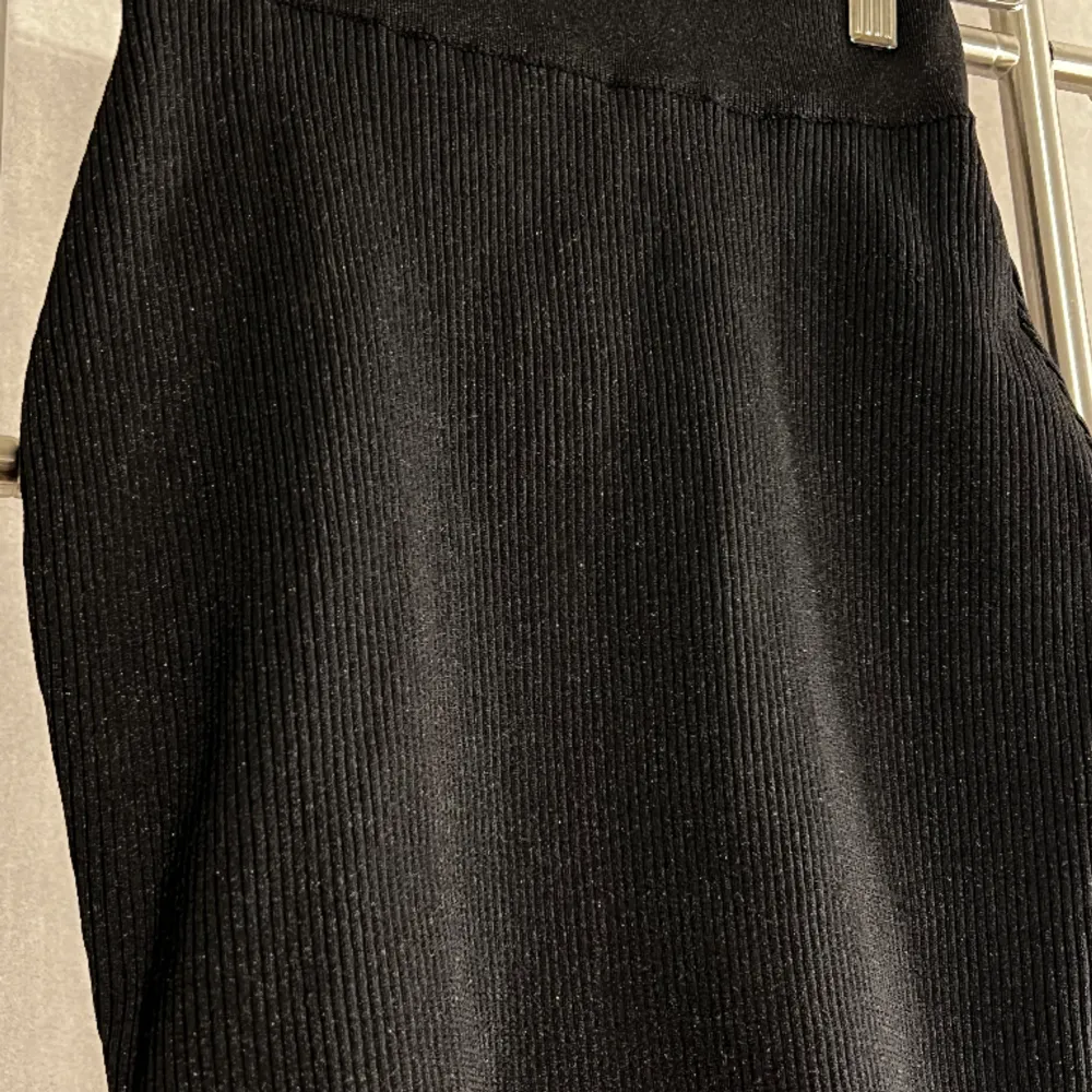 En svart ribbad kort kjol från Madlady. Har knappast använts. I storlek S.. Kjolar.