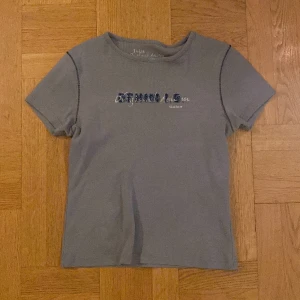 Babytee - Säljer en supersöt babytee med riktigt jeans tryck på! Färgen är blå/grå! Köpt second hand och använd ungefär en gång själv! Storlek står inte men ungefär S,M! Köparen betalar frakt! 