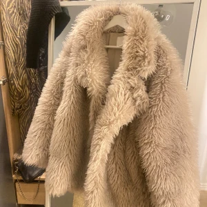 Beige pälsjacka - Varm och snygg pälsjacka😍