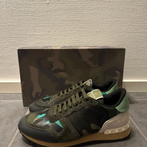 Valentino rockrunner - Säljer nu dessa goa valentino rockrunners då storleken inte var rätt för mig! Skorna är i dunder skick och knappt använda! Storleken är 41 men passar dig som bär 42. Box medföljer.