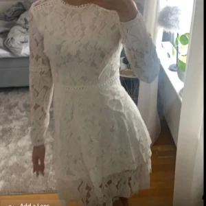 Studentklänning - Säljer denna vita spetsklänning, som aldrig är använd!🩷
