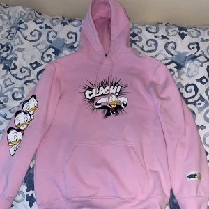 Hoodie  - Väldigt bra skick. Inga fläckar och inga stygn har gått upp