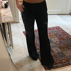 Midwaist svarta utsvängda kostymbyxor  - Superfina midwaist kostymbyxor som är flared. Står inte storlek på de men passar M och S skulle jag säga. Dem är i bra skick. 
