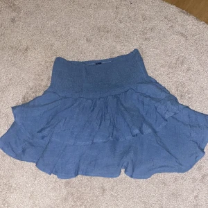 Blå sommar kjol - Jag säljer denna har använt den några gånger köpt för 125kr den är i bra skick.👚🩷