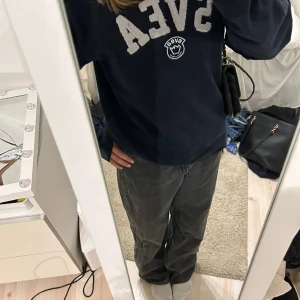 Svarta jeans  - Detta är ett par svarta hömidjade jeans. Som tyvärr inte kommer till användning länge. Jag är 165 och dem lagom längd på mig🫶🏻🫶🏻