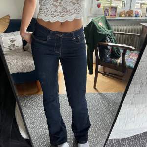 Midwaist jeans från Zara köpta förra året och använda ca 5 ggr, så bra skick. Jag är 174 och de är bra i längden på mig! 💓