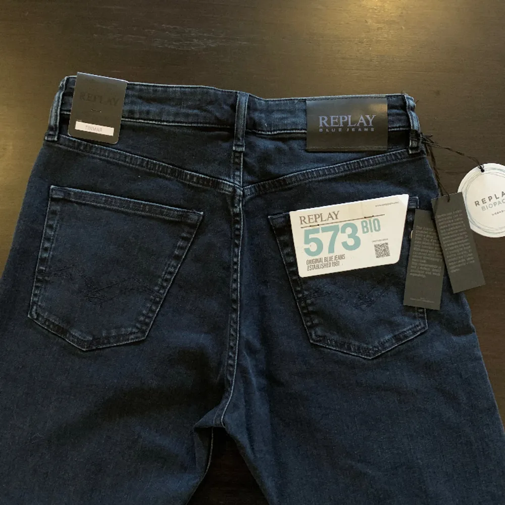 HELT NYA! Ett par replay jeans som aldrig varit använda. Alla tags finns kvar och nypris ligger runt 1500kr. Storlek 28/30. Jeans & Byxor.