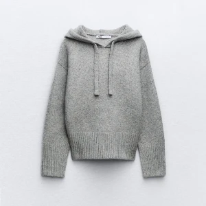 Zara stickad hoodie - Grå stickad hoddie från Zara i bra skick. Storlek S.