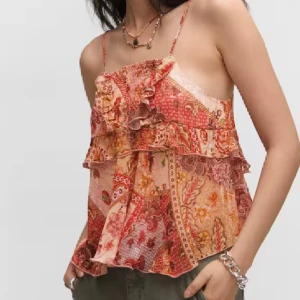 Topp Mango - Somrig topp/blus från Mango🧡💛helt oanvänd, lapp finns kvar! Storlek small, om du har frågor är det bara att skriva, kan även diskutera priset🥰