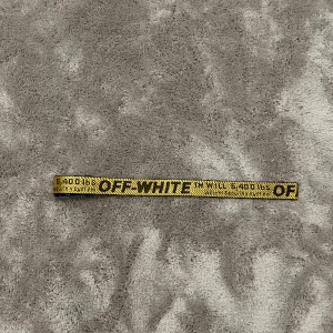 Off white bälte  - En super bra och snygg off white bälte i bästa skick har bara använt bältet 2-3 gång. Gör frågor skriv privat 