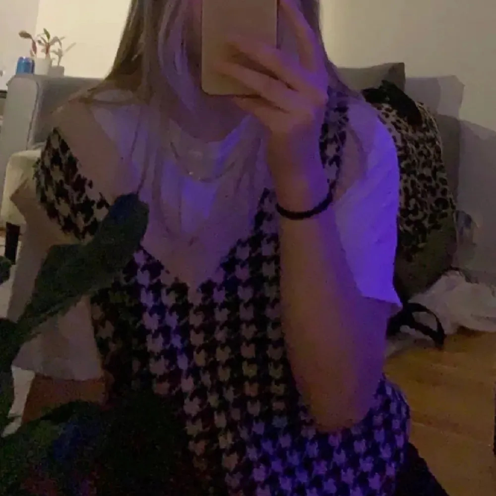 Jättefin väst som jag köpte av en annan tjej på plick! Säljer då den inte kommer till användning och jag har bara använt den en gång. Köpt för 150kr. Köparen står för frakt💞. Neuleet.