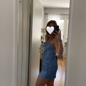 Sanna Jörnvik x NA-KD klänning - Jättefin klänning från Sanna Jörnvik första kollektion med nakd. Aldrig använd (se lappar kvar). Säljer pga för liten för mig💓