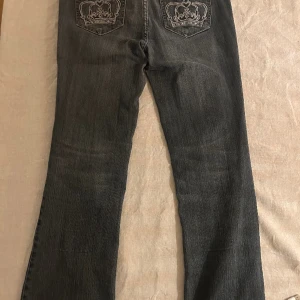 Victoria Beckham liknande jeans - De är väldigt snygga och lika Victoria Beckham. Passar mig som har strl 27/30.  de e väldigt stretchiga så skulle nog passa någon med både 26 och 28