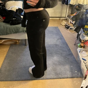 Kostymbyxor  - Svarta wide/Bootcut kostymbyxor med lågmidja💓💓 köpta secondhand men i bra skick