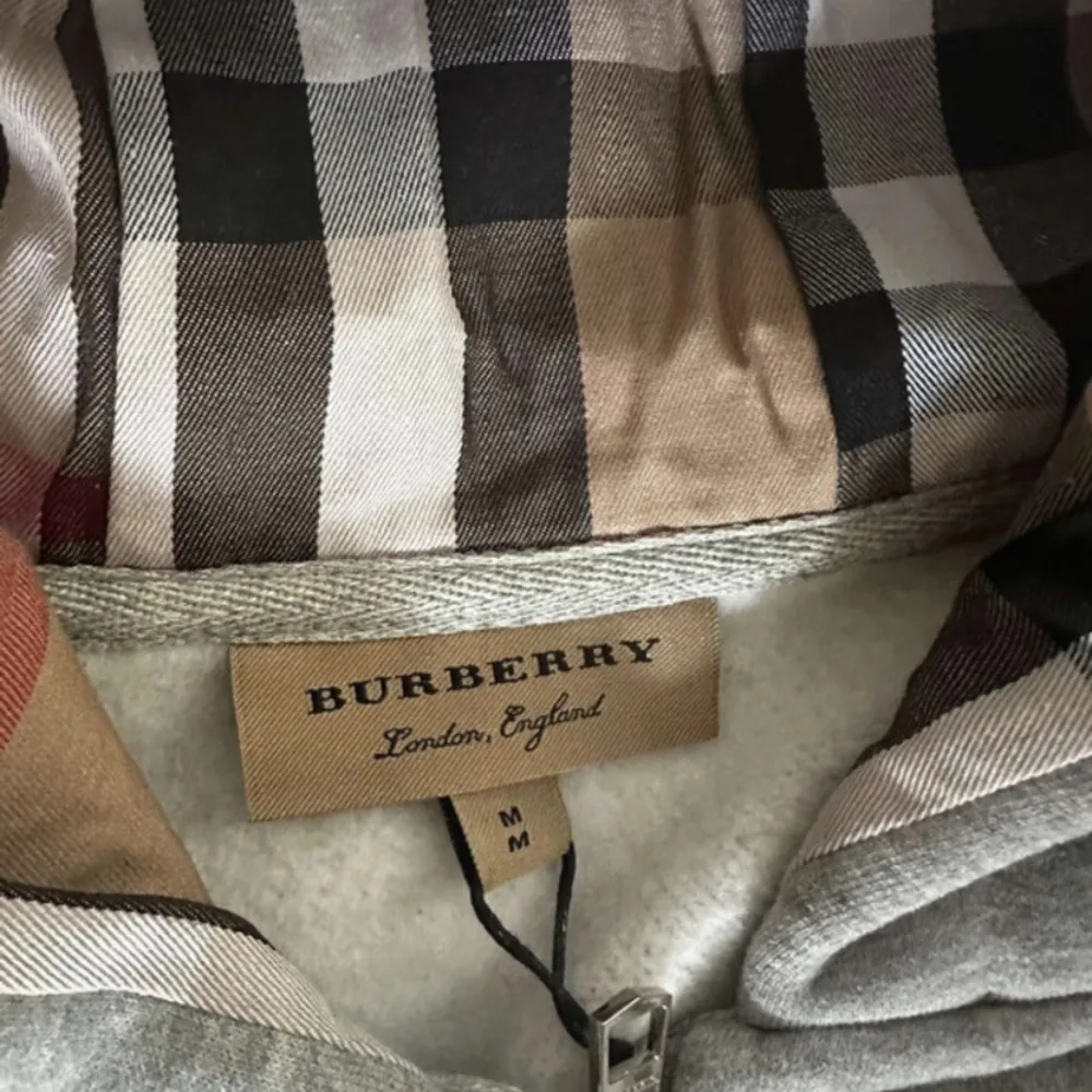Säljer en burberry hoodie i ett sjukt skick! Inte använd mycket alls! Sjukt pris!    Storlek M men mer är L hållet!. Hoodies.