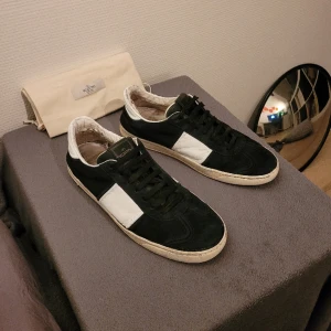 Valentino Flycrew - Feta flycrews i färgen svart! Skick 6/10, ganska sliten häl. Strl 43, passar även 44!