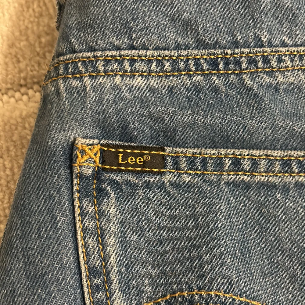 Säljer dessa jeans blå Lee shorts som tyvärr inte kommer till användning. Använda max några månader då de köptes i augusti. . Shorts.