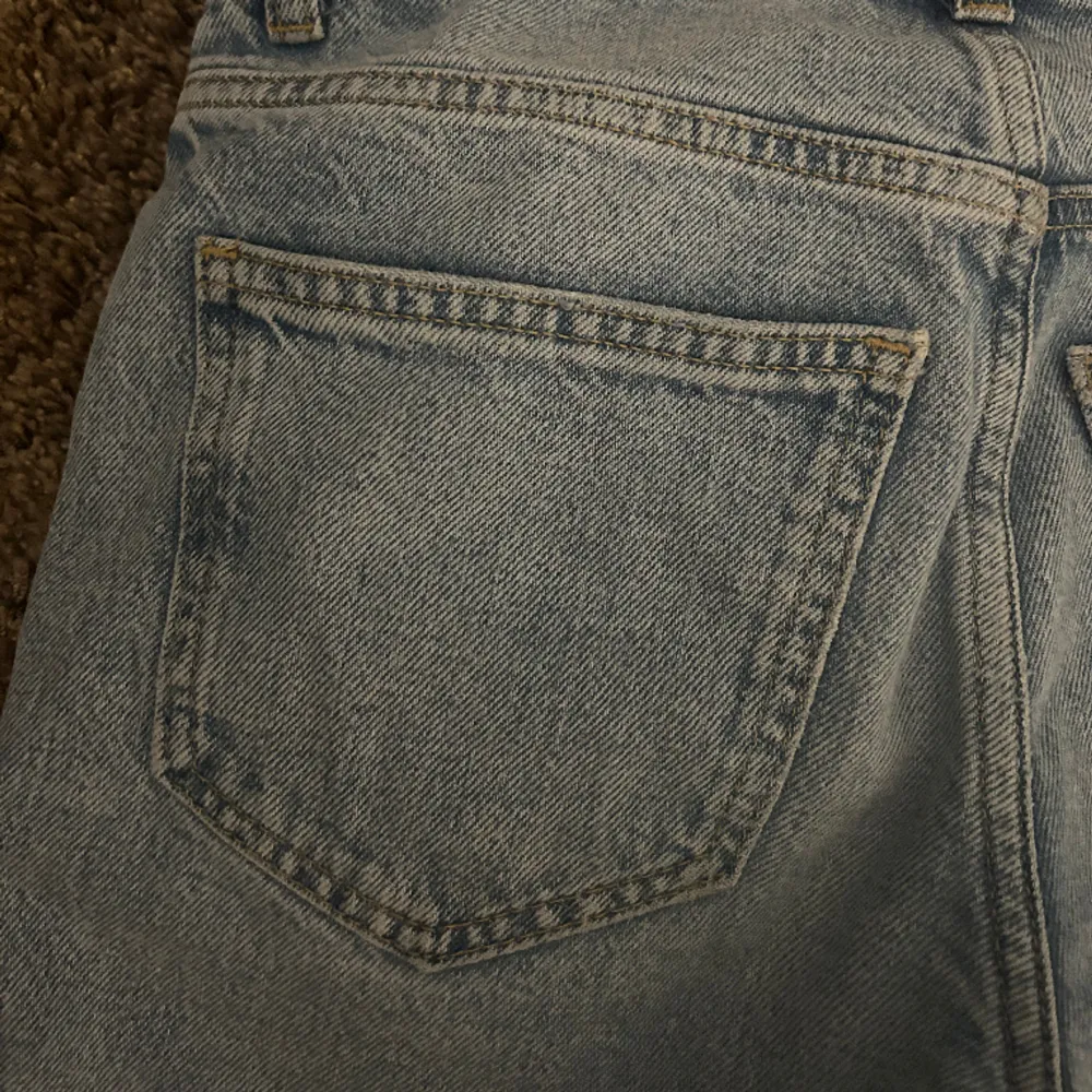 Säljer ett par Low waist jeans från Gina tricot. Säljer eftersom dem är för korta. Skriv för mer information och bilder❣️ Pris kan diskuteras . Jeans & Byxor.