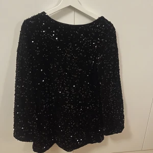 Paljettklänning  - Jättefin klänning som är Använd 1 gång 