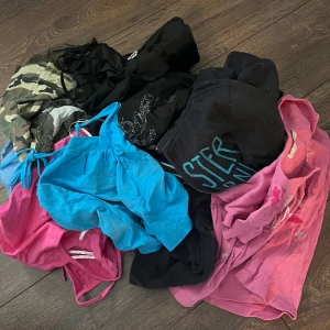 Toppar - Hög med toppar från shein/vintage/hollister. Orkar inte sortera ut. 150kr för allt✨allting skänks till röda korset 10/2