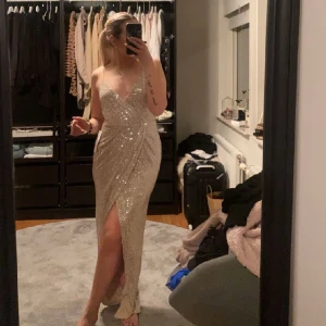 Bal klänning - Säljer min balklänning då den inte kommer komma till användning mer! Inköpt för 1200, kan tänka mig att gå ner i pris om så önskas 🥰