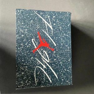 Jordan 4 Midnight Navy - Skick: 10/10 Använda en gång de är för små för mig de är därför jag väljer att sälja de. Om ni har mågra frågor är de bara att skriva 😆