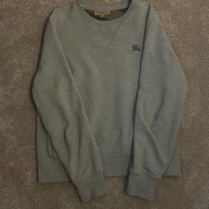 Burberry sweatshirt  - Hej! Säljer nu denna burberry tröjan som är i storlek M. Tröjan är köpt av von greven closet för 1800. Tröjan har inga tecken på användning. Priset är inte hugget i sten så höra av er vid fler frågor