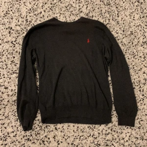 Polo Ralph Lauren tröja - En fet tröja från Ralph Lauren, skick 9/10. Skriv om ni har funderingar! 😄