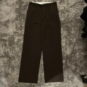 Kostym byxor - Kostym byxor med loose passform. Är nästan helt nya och använda kanske 3 gånger. Meddela vid övriga frågor !