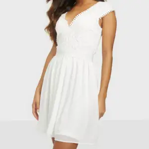 Säljer denna fina vita Upper Lace Dress från Nelly i strl 34. Endast använd 2 gånger utan anmärkning. Ordinarie pris 399kr. Skriv för mer detaljer. Bilderna är lånade från Nellys hemsida. 