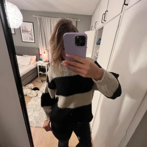 Stickad tröja - Denna ör jätte fin och ha nu på våren men jag måste tyvärr ränsa alla min kläder för jag har alldeles för mycket så tyvärr är jag tvungen och sälja denna tröjan,  bra skick