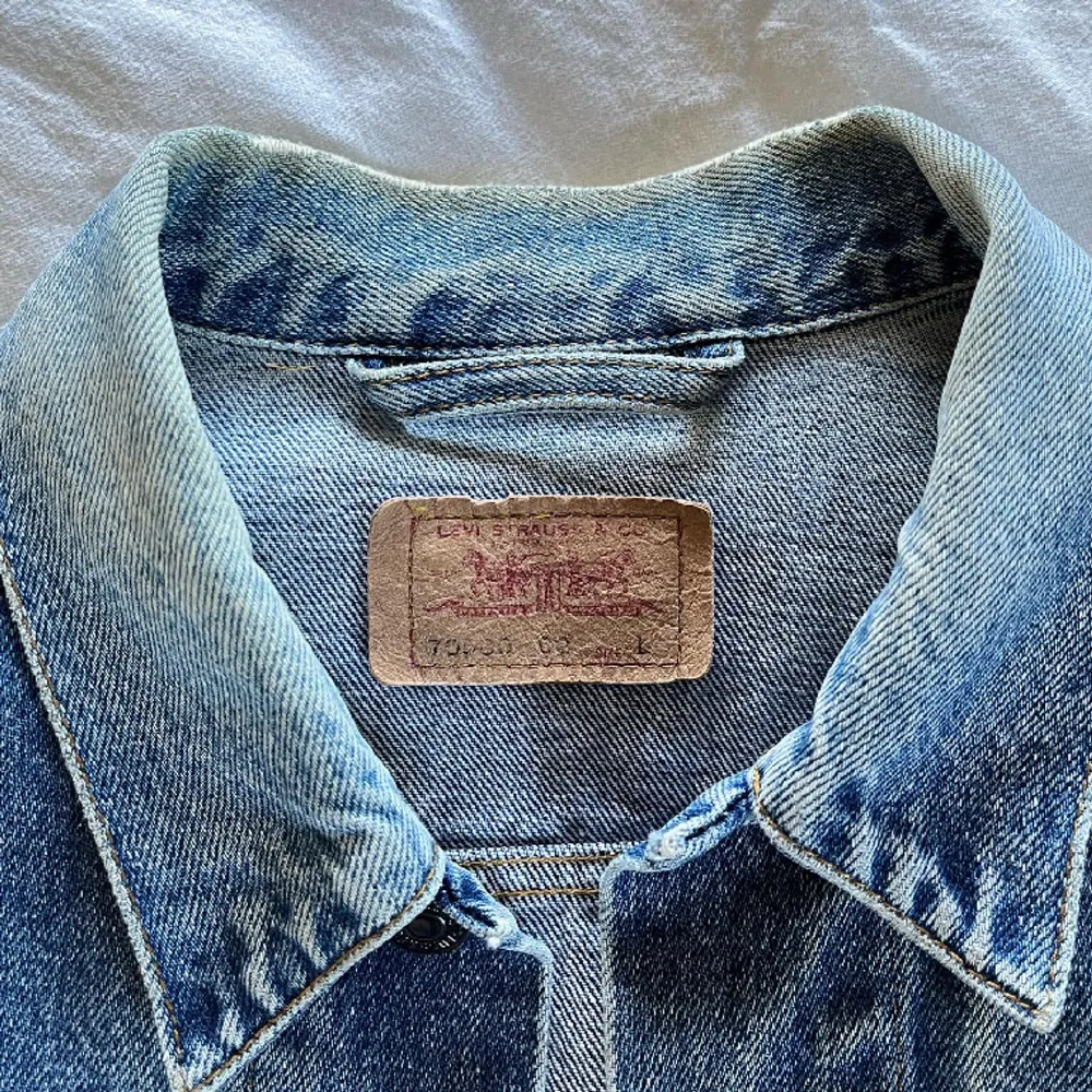 1980’s Levi’s denim jacket. Super nice fading. Nice cropped fit. Size Large fits Medium.. Jackor.