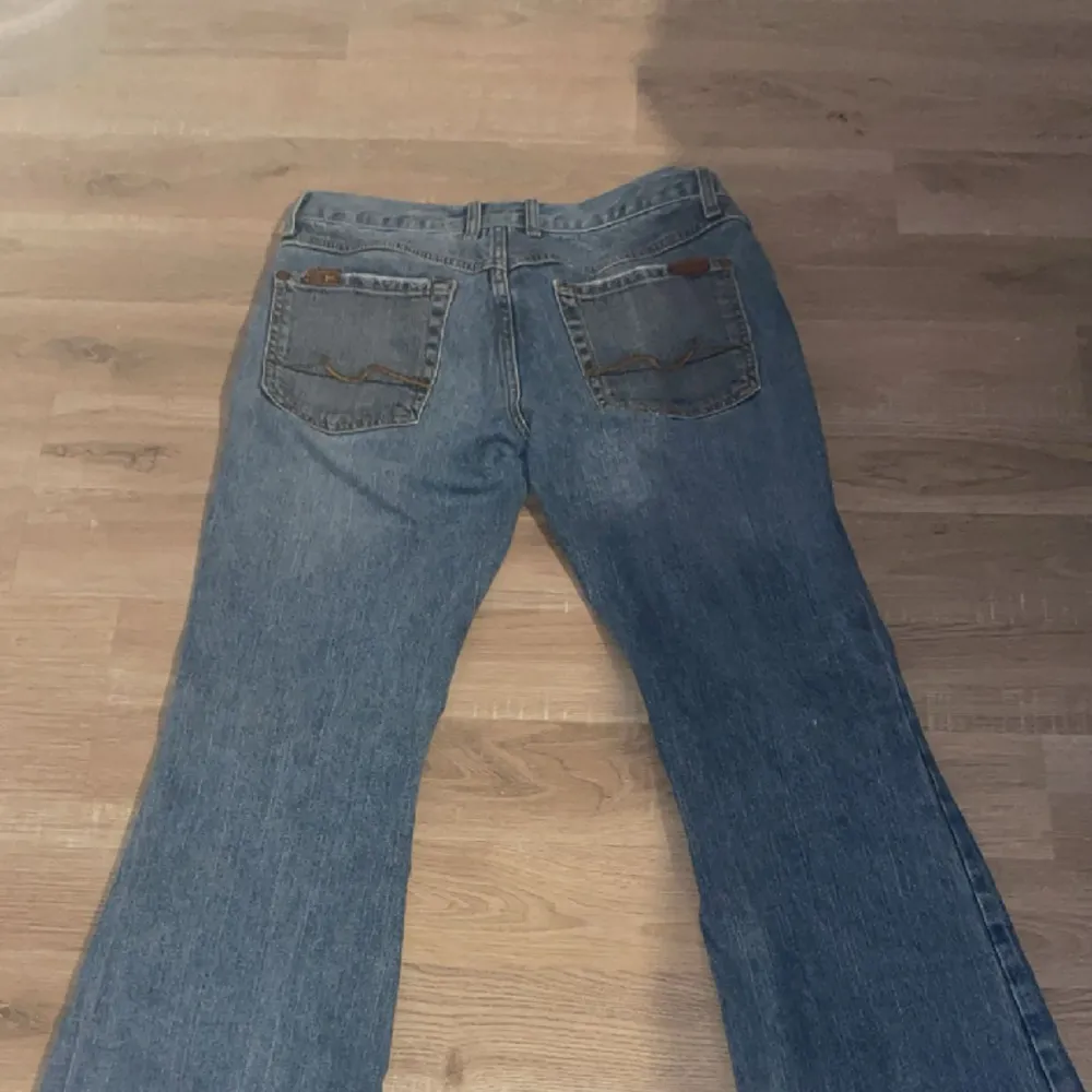 Säljer dessa jeans. Vet tyvärr inte storlek eller vart dme är ifrån då hon jag köpte den av klippt av lappen inuti, men passar mig som har 36.. Jeans & Byxor.