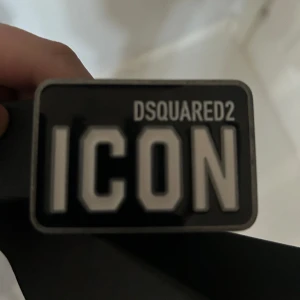 ICON Dsquared2 bälte  - Riktigt DS2 bälte knappast använt, skitbra skick och man kan justera hur man vill. 