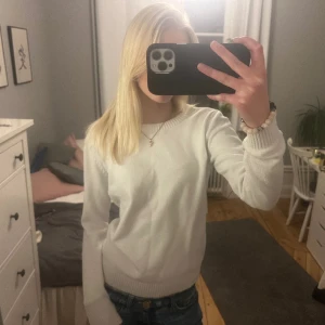 Vit tjocktröja - Säljer min jättesöta tjocktröja från Vila🩷 den är i skönt material och är i storlek xs, mycket bra skick och inga fläckar💘 kom privat för fler bilder ❤️‍🔥