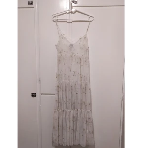 Långklänning  - Superfin vit klänning i mesh med guldiga stjärnor och månar på.  Genomskinlig. 