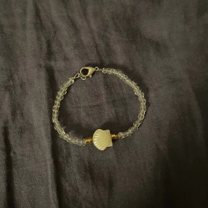 armband - Fint armband, knappt använd. Frakt 18kr postar i brev🤗kontakta mig om ni har några frågor <3