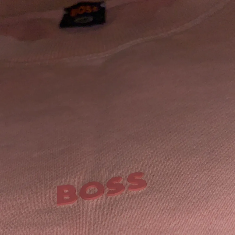 Rosa Hugo Boss sweatshirt. Använd ett fåtal gånger. Inga tecken på användning och inga defekter alls. Väldigt fin och fräsch. Säljer den eftersom den inte kommit till användning så mycket. (Kvitto finns). Tröjor & Koftor.