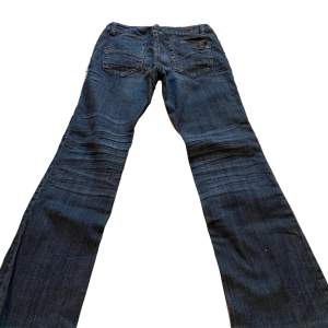 Supersnygga lågmidjade jeans i mycket bra skick. Midja 40cm Innerben 75cm