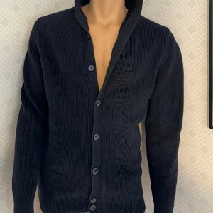 Massimo Dutti Kofta - Massimo Dutti Kofta storlek M. Koftan har inga tecken på användning. Tveka inte på att höra av dig vid funderingar.