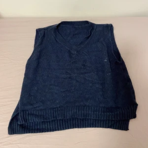 marinblå stickad väst - säljer en mörkblå stickad väst! mjuk och skönt material! väldigt snygg och ger en lite mer proper/office/schoolgirl look 🥰  ✨ SKA FLYTTA UTOMLANDS SÅ ALLT MÅSTE BORT INNAN 17 MARS ✨ annars slängs det på tippen 🥲 