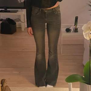 Så snygga lågmidjade gråa jeans från Urban Outfitters! Minimala nötningar på änden av båda byxbenen men annars i perfekt skick🫶