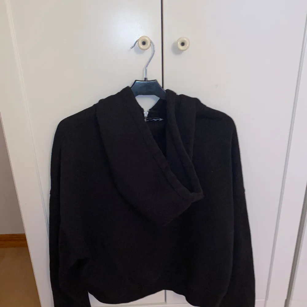 SKRIV INNAN KÖP💋  En svart zip up ifrån New Yorker. Stor i storleken. Allt tvättas innan leverans! Strlk S🌸. Hoodies.