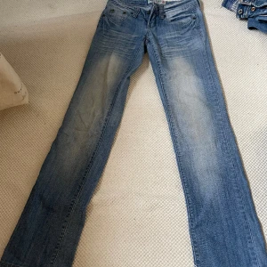 Vintage lowwaist jeans - Säljer dessa snygga och coola Lågmidjade jeansen som tyvärr är för små för mig. De är bootcut och har mycket coola blekta effekter. Köpta second hand men i bra skick!