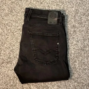 Replay anbass Hylerflex  - Replay anbass jeans. Färgen på dessa är en ljusare ton av svart. Jeansen är i nyskick. Storleken är 33/32. Hör av dig vid minsta lilla fråga.☺️😀
