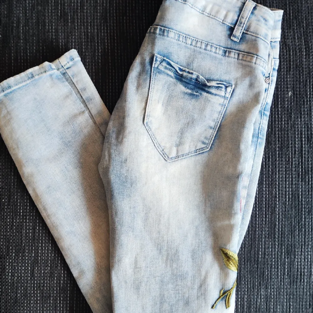 Super snygga jeans!! Mycket fint skick. Stl S. . Jeans & Byxor.