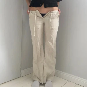 Lågmidjade linnebyxor - Lågmidjade linnebyxor som tyvärr är för små för mig därför sitter de lite konstigt men de är flared!! Midjemått 74, innerbenslängd: 72