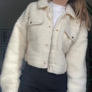 Missguided Teddy jacka - Säljer denna superfina teddyjacka från Missguided! Den är knappt använd så i bra skick! Storlek 36